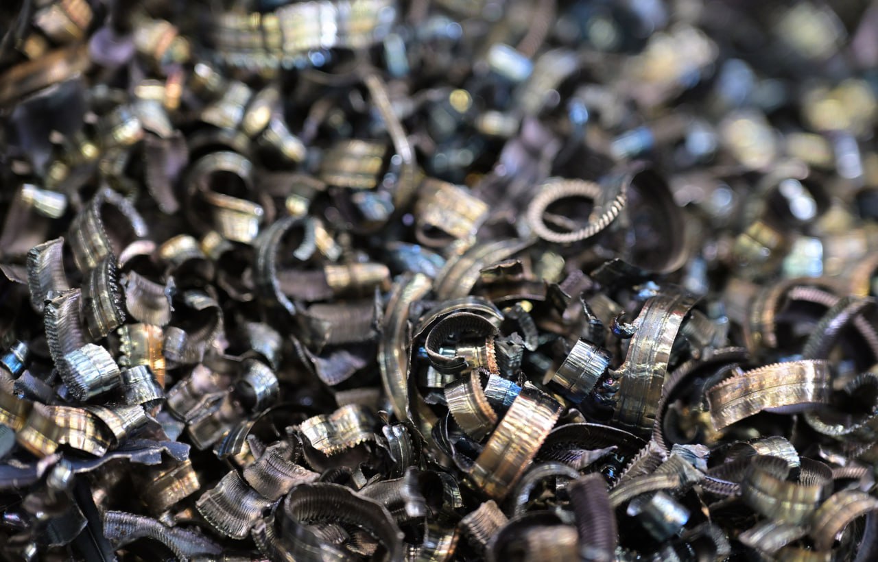 Временный запрет на вывоз отходов и лома драгоценных металлов продлен до 31 мая 2026 года На время действия ограничений из страны будет запрещено вывозить отходы и лом драгоценных металлов а также металлов плакированных драгоценными металлами отходы и лом электротехнических и электронных изделий используемых главным образом для извлечения драгоценных металлов являющихся важными для внутреннего рынка страны Запрет не распространяется на вывоз катодной сурьмы в слитках а также проб отобранных от партий лома и отходов драгоценных металлов вывозимых аффинажными организациями Аналогичные временные ограничения вводились начиная с 2022 года Такие меры позволят увеличить загрузку производственных мощностей российских аффинажных предприятий за счет привлечения значительных объемов вторичного сырья содержащего драгоценные металлы в переработку и производство драгоценных металлов Подписаться на Правительство России в MAX