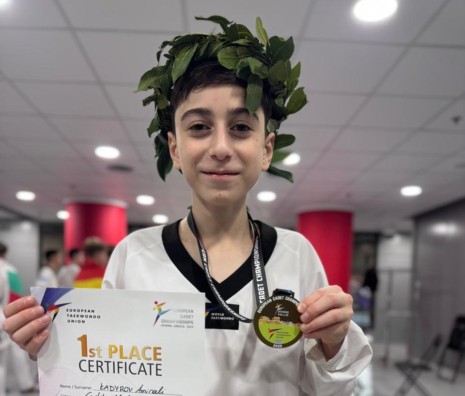 Тхэквондист из Дагестана победил на Первенстве Европы Золотую медаль на проходящем в Афинах Первенстве Европы по тхэквондо завоевал Амирали Кадыров Дагестанский тхэквондист победил в соревнованиях среди юношей 12 14 лет показав лучший результат в весе до 33 кг Нынешний сезон наш спортсмен может занести себе в актив ранее он выиграл серебряную медаль на Первенстве мира Кадыров тренируется в хасавюртовской СШОР имени Шамиля Умаханова под руководством Рамиза Пахрудинова