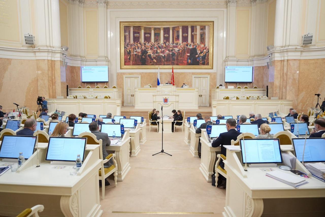 Парламент Петербурга принял в первом чтении внесение поправок в закон о зонах охраны  Депутаты Законодательного собрания Санкт-Петербурга на очередном заседании 12 февраля приняли в первом чтении поправки к городскому закону № 820–7 «О границах объединенных зон охраны объектов культурного наследия». После принятия законопроекта в городе появится список ценных средовых и ценных рядовых исторических зданий.   Закон охраняет от сноса в центральных районах города все здания старше 1917 г., а в остальных районах — старше 1957 г.    Изначально, еще до внесения инициативы в парламент, документ предполагал разделить ранее охраняемые здания на несколько групп: «ценные средовые объекты» и «ценные рядовые объекты», а также «несредовые объекты». Однако после обсуждений от последней группы отказались так как она вызвала наибольшую обеспокоенность среди петербургских градозащитников.   По словам представителя губернатора в городском парламенте Константина Сухенко, в список средовых объектов вошли 915 зданий, в перечень рядовых — 4657. Остальные исторические дореволюционные здания, не включенные в оба списка, как и ранее, остаются под охраной — их снос запрещен.    : пресс-служба Законодательного собрания Санкт-Петербурга    Подпишитесь на «Ведомости Северо-Запад»