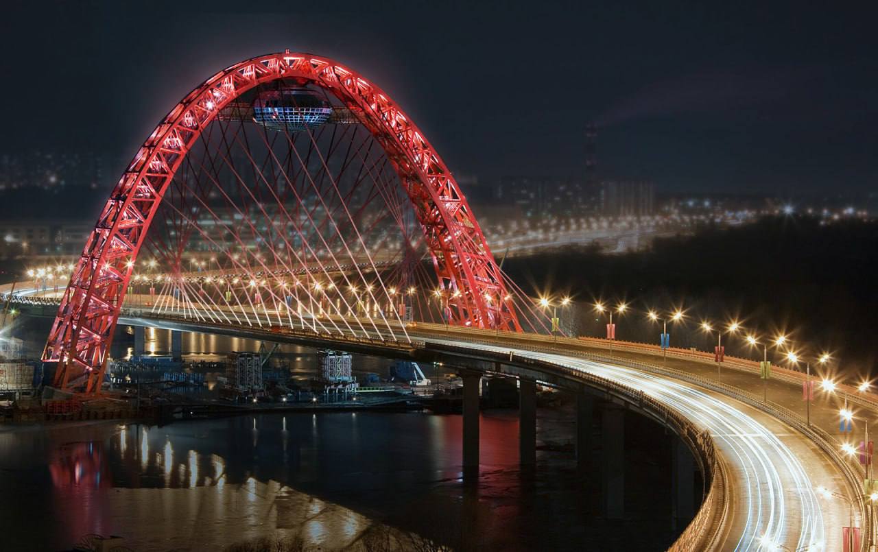 Москва входит в тройку самых освещенных городов мира Столица стабильно входит в топ 3 мегаполисов по уровню освещенности При этом город делает ставку на энергосбережение современные светильники и умные системы управления позволяют удерживать потребление электроэнергии на прежнем уровне В 2025 году архитектурно художественная подсветка появилась почти на 100 объектах по всему городу Среди них фасады образовательных учреждений Живописный мост Царская набережная в Коломенском и Театр имени Пушкина   Подробнее читайте в посте Мэра Москвы Сергея Собянина