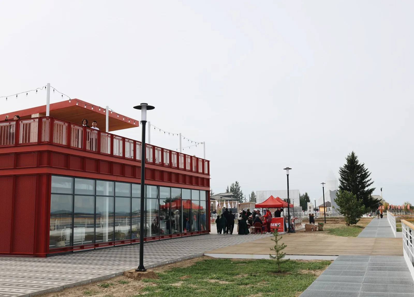 В Якутии за шесть лет благоустроено 147 общественных пространств С 2019 по 2025 годы в Якутии по федеральной программе Формирование комфортной городской среды нацпроекта Инфраструктура для жизни инициированного президентом страны Владимиром Путиным благоустроено 147 общественных пространств Как сообщили в правительстве республики 46 объектов ввели в эксплуатацию в 2025 году ulusmedia Читайте нас в MAX