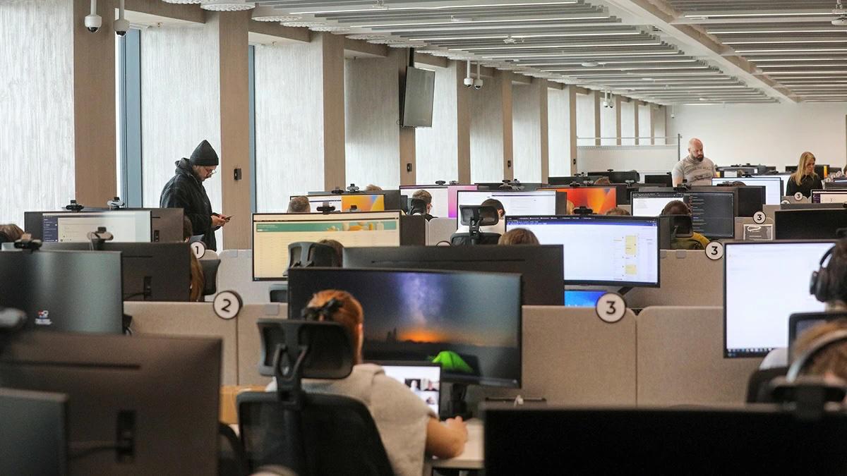 Решения класса ERP Enterprise Resource Planning планирование ресурсов предприятия могут внести в перечень типовых отраслевых значимых объектов критической информационной инфраструктуры ЗО КИИ Такое нововведение обсуждается представителями индустриальных центров компетенций ИЦК с Минцифры с начала октября Если это решение будет принято то организации субъекты КИИ будут обязаны перейти на отечественные ERP к 1 января 2028 г Тогда уже к 2028 году госорганизации должны будут заменить все решения немецкой SAP на российские аналоги Telegram Дзен MAX