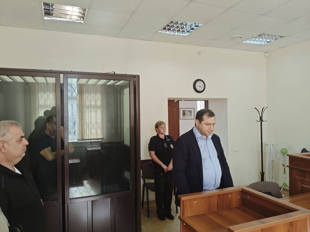 #   Два года колонии строгого режима назначили главе ООО «Жилые кварталы» Саррафу Мамедову  По данным следствия, он передал больше 6,2 млн рублей бывшему мэру Дегтярска Вадиму Пильникову. Деньги предназначались за покровительство при приемке работ.  Мамедов признал вину. Он также заплатит штраф в размере суммы взятки.  Ранее экс-главу Дегтярска, получившего миллионы рублей взяток, приговорили к 10 годам колонии.  Фото: прокуратура Свердловской области    Новости из Екатеринбурга