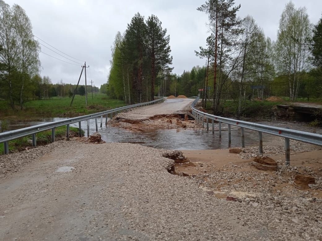 В Сокольском районе из-за сильных дождей размыло временную насыпь через реку Лоймина около деревни Оловягино. Как сообщил NN.RU сообщил источник в экстренных службах, водителям придется ехать в объезд. Из-за ливней в реке сильно повысился уровень воды, и участок дороги размыло. Земляную насыпь использовали несколько лет как переправу на время ремонта основного моста. Он находится на реконструкции с 2023 года. К счастью, во время инцидента никто не пострадал. Как рассказали в администрации Сокольского района, жителям близлежащих деревень придется делать крюк и ехать через деревню Мошкино в Городецком районе. Подпишись Предложи новость