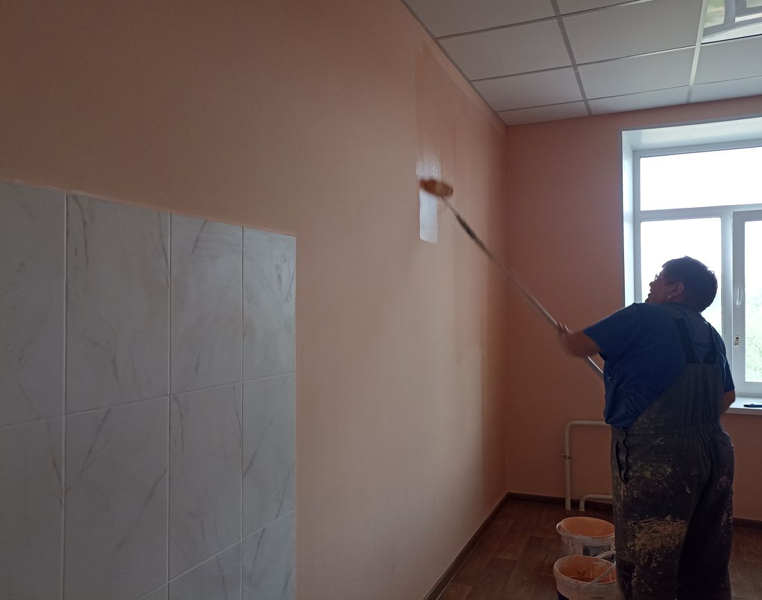 В поликлинике Городской больницы № 9 продолжается масштабный ремонт     Здесь заменили электрические сети, завершили отделочные работы в кабинетах и коридорах. В конце августа начнут ремонтировать лестничные марши и  помещения третьего этажа центральной части здания. Сроки проведения и качество работ администрация больницы контролирует в ежедневном режиме.   Капитальный ремонт проводится по программе модернизации первичного звена здравоохранения, вошедшей в президентский национальный проект «Продолжительная и активная жизнь».     Завершение капремонта запланировано на октябрь этого года. Всего в этом году по нацпроекту в Омске и муниципальных районах  будет модернизировано 118 объектов здравоохранения. Строительство и ремонт лечебных учреждений в регионе находится на личном контроле губернатора Омской области Виталия Павловича Хоценко.