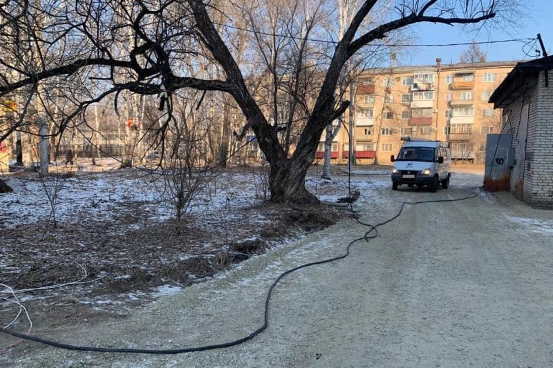 Оборвал электрический кабель водитель в Биробиджане  Накануне во дворе дома по ул. Бумагина, 15, водитель экскаватора-погрузчика оборвал воздушный кабель, так как он низко висел.  Проверьте провода в вашем дворе, чтобы избежать опасности. Номера городских служб и УК мы оставляли ранее.      Прислать новость