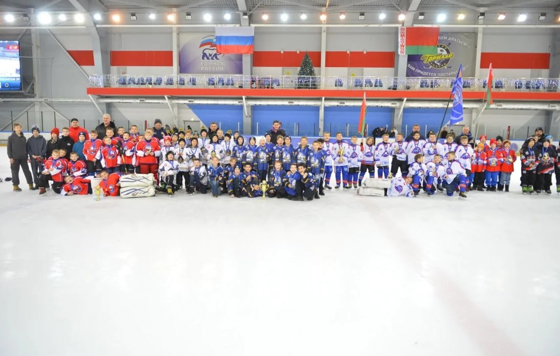 Псковский Торнадо взял бронзу на домашнем турнире по хоккею В Ледовом дворце состоялся региональный турнир по хоккею Лед и Пламя среди юношей 2015 2016 г р Об этом сообщили в спортивной школе Олимп В упорной борьбе третье место заняла псковская команда Торнадо По итогам турнира игрок Торнадо Дмитрий Фомин также был отмечен как лучший ассистент В соревнованиях принимали участие шесть команд включая еще одного представителя Псковской области Экспресс из Великих Лук они заняли шестое место Победителем стал ХК Йети из Великого Новгорода второе место у белорусского Локомотива Орша Фото спортивная школа Олимп