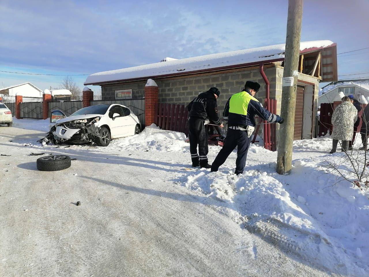 В Серове водитель Peugeot въехала в гараж и снесла забор на улице Ленина  Женщина не справилась с управлением, превысив скорость. Водителя и ее 14-летнего пассажира осмотрели врачи, а после отпустили домой.     ГИБДД