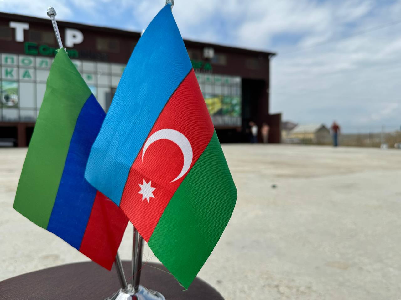 Делегация азербайджанских строителей прибывает в Дагестан с расширенной программой для развития экспорта строительных материалов В Дагестан с 19 по 22 января с рабочим визитом прибудет представительная делегация из Азербайджана для укрепления деловых связей в строительной сфере Визит организован по инициативе Агентства по предпринимательству и инвестициям РД Центра поддержки экспорта Республики Дагестан и представительства Дагестана в Баку В составе делегации представители Ассоциации строителей Азербайджанской Республики В программе пребывания запланирован ряд ключевых направлений включая посещение крупнейших производственных площадок Дагестана Гости ознакомятся с заводами по выпуску труб керамогранита стекла и других строительных материалов Ожидается что одним из центральных событий визита станет подписание соглашения о взаимодействии между Ассоциацией СРО Гильдия строителей Северо Кавказского федерального округа Союзом строителей и девелоперов Азербайджана Как отметил общественный советник Главы Дагестана директор Центра поддержки экспорта Руслан Абаскулиев Дагестан сегодня планирует стать ключевым игроком в развитии экспорта строительных материалов для активно растущего строительного сектора Азербайджана