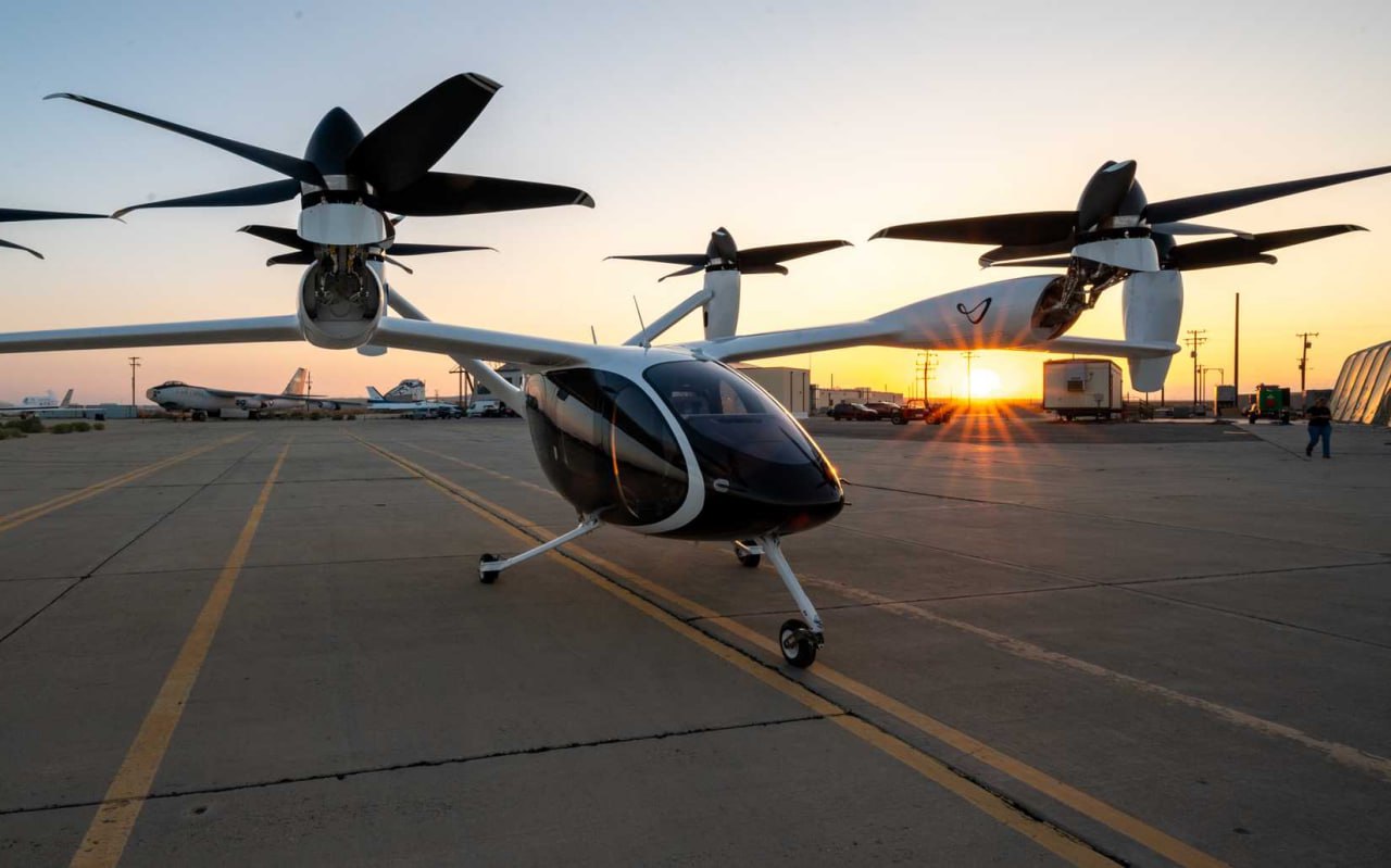Joby Aviation удваивает производство аэротакси в Калифорнии При всеобъемлющей поддержке Toyota, американская компания открыла второй расширенный до 40.460 кв.м завод в Марине Калифорния , на котором планируется выпускать до 24 электрических аппаратов вертикального взлёта и посадки eVTOL в год. Новое предприятие будет серьёзным дополнением к уже имеющемуся заводу в штате Огайо и ключевым для окончательных испытаний ввиду своей близости к авиабазе Эдвардс. Напомним, что в июне прошли успешные пилотируемые испытания в Дубае и коммерческий запуск планируется в 2026 году с четырёх вертипортов: Аэропорт Дубая Dubai Marina Dubai Downtown Пальм Джумейра Каждый такой аппарат перевозит пилота и четырёх пассажиров на расстояния до 320 км/ч. Joby Aviation #Постфактум Онлайн-проект eMAKS