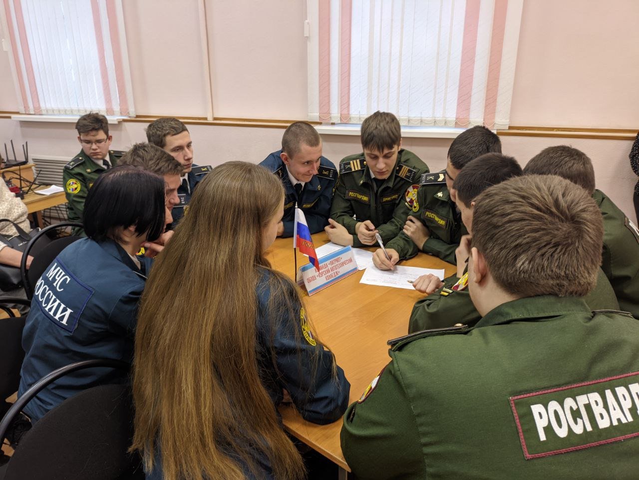 В Курске повышали свою гражданско-правовую культуру в преддверии Дня Конституции России  В Центральной городской библиотеке имени Ф.А. Семенова в преддверии Дня Конституции России состоялся информационно-правовой интенсив «Конституция: Человек. Государство. Закон».  Праздник отмечается 12 декабря – в этот день в 1993 году на всенародном голосовании приняли Основной закон нашей страны. Участники интенсива, студенты профессиональных образовательных учреждений, узнали много важного о создании Конституции, познакомились с правами и обязанностями граждан, повысили свою гражданско-правовую культуру.  Председатель молодежной Избирательной комиссии Курской области Ольга Горлатых рассказала молодым людям о правах граждан РФ, которыми те вскоре смогут пользоваться в полной мере, например, о праве избирать и быть избранным.  – С 18 лет вы можете стать депутатом муниципального уровня, а с 21 года – Госдумы, – рассказала профессионал в сфере права.  Начальник отдела ОКУ «Государственное юридическое бюро Курской области» Кирилл Клепиков также прокомментировал раздел Основного закона, посвящённый защите прав граждан, и призвал слушателей не забывать периодически её читать.  Руководитель Клуба интеллектуальных игр, в рамках интерактивной игры «Знаешь ли ты закон?» Александр Карачевцев упрочил познания юношей и девушек в российском праве. Первое место в этом дружеском поединке заняла команда Курского государственного политехнического колледжа, а на втором месте – представители Курского автотехнического колледжа.  Фото: Централизованная система библиотек города Курска