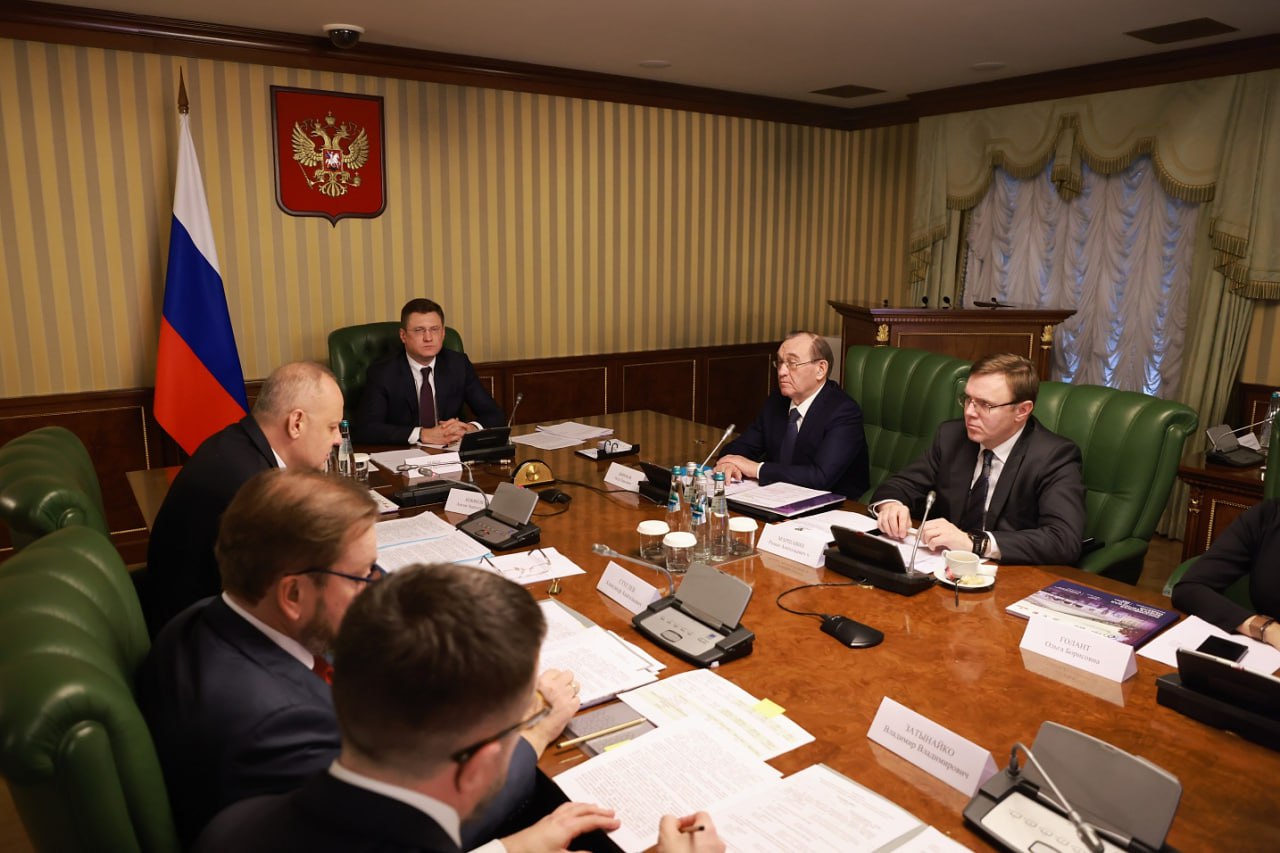 7   В качестве основных площадок для проведения Международного форума Российская энергетическая неделя рассматриваются центральный выставочный зал Манеж и Гостиный Двор Об этом стало известно на оргкомитете по подготовке РЭН 2026 который провел вице премьер правительства России Александр Новак Оператором форума предложено определить Фонд Росконгресс Мы начинаем подготовку к РЭН 2026 заблаговременно чтобы расширить международную составляющую форума усилить практическую направленность деловой программы и обеспечить участие широкого круга российских и зарубежных партнеров Наша задача сформировать повестку отражающую стратегические приоритеты энергетической политики технологическое развитие отрасли и ее роль в обеспечении устойчивого экономического роста подчеркнул Новак Участники обсудили даты и места проведения форума вопросы формирования деловой программы запуск пригласительной кампании развитие выставочной экспозиции обеспечение безопасности мероприятий продвижение форума в России и за рубежом Отдельный блок заседания был посвящен вопросам подготовки восьмого Саммита глав государств и правительств стран участниц Форума стран экспортеров газа проведение которого планируется в 2026 году в России Синхронизация мероприятий форума с международной энергетической повесткой включая взаимодействие со странами участницами ФСЭГ позволит усилить международный статус РЭН и создать дополнительные возможности для профессионального диалога обмена опытом и развития долгосрочного партнерства отметил советник президента России Антон Кобяков В рамках форума планируется проведение традиционных мероприятий включая вручение международной премии Глобальная энергия и награждение победителей международного конкурса Энергия пера В 2026 году программа премии будет дополнена выездной сессией проведение которой запланировано в странах Латинской Америки Также в следующем году пройдет Всероссийский медиафорум профессионального мастерства Энергия победителей Инициаторами проекта выступили Минэнерго России Государственный фонд Защитники Отечества ВГТРК и Фонд Росконгресс Фото правительство России Подробнее roscongress