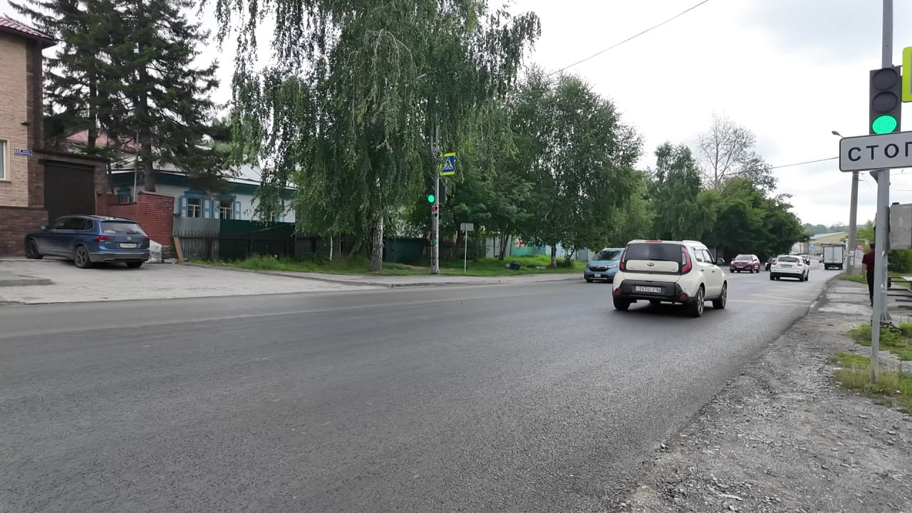 Отремонтировали изношенный участок проспекта Дзержинского Отрезок одной из основных городских магистралей – проспект Дзержинского от улицы Ползунова до Каменского шоссе – отремонтировали силами МКУ «Дзержинка». Поврежденный участок загруженной дороги на границе города и прилегающих сельских районов восстановили на площади более 11 тыс. кв. метров. По планам на этот год в рамках комплексного подхода МКУ «УДС» отремонтирует следующий участок Каменского шоссе до ул. Полякова, на который у автолюбителей также было много нареканий.