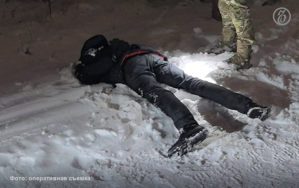 В Екатеринбурге полиция задержала 22 летнего мужчину у которого обнаружены три самодельных взрывных устройства Инцидент произошел на территории прилегающей к Уральскому юридическому институту МВД России По данным источников Ъ Урал по факту задержания возбуждено уголовное дело по статье о покушении на террористический акт Начальник пресс службы ГУ МВД по Свердловской области Валерий Горелых подтвердил Ъ Урал факт задержания По его словам мужчина прибыл в Екатеринбург из другого региона России В настоящее время он находится под стражей Подписывайтесь на Ъ Урал