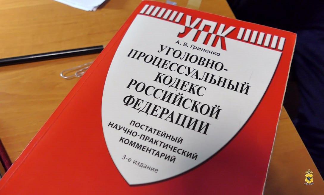 В Скадовском округе полицейские задержали подозреваемого в умышленном причинении легкого вреда здоровью Накануне в районную больницу Скадовска с ранением предплечья был доставлен 37 летний житель с Радостное Травмы носили криминальный характер о чем медики сообщили в полицию В результате проведения оперативно розыскных мероприятий сотрудники полиции задержали подозреваемого в совершении преступления Им оказался 41 летний односельчанин потерпевшего Как установили полицейские во время совместного распития спиртных напитков между знакомыми произошел конфликт в ходе которого подозреваемый разбил окно в доме схватил осколок стекла и нанес оппоненту удар в область предплечья после чего покинул домовладение Подозреваемый сознался в содеянном В отношении фигуранта решается вопрос о возбуждении уголовного дела по признакам преступления предусмотренного ч 2 ст 115 УК РФ Умышленное причинение легкого вреда здоровью   За содеянное ему грозит наказание в виде лишения свободы до 2 лет Происшествия