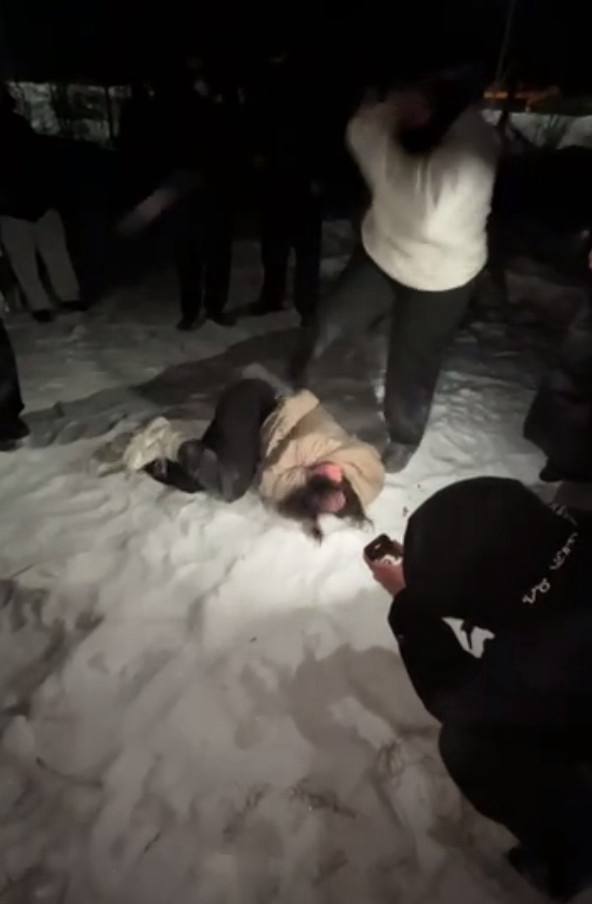 В Зее возбуждено уголовное дело о публичном избиении несовершеннолетней Конфликт между двумя 14 летними девушками привел к драке Одна из несовершеннолетних амурчанок руками и ногами била по голове и телу второй Их знакомая снимала все происходящее на камеру смартфона после чего видео появилось в интернете Правоохранители нашли всех причастных к конфликту включая свидетелей избиения Следователи назначили медицинские судебные экспертизы а в доме несовершеннолетней подозреваемой прошел обыск у нее изъяли телефон и другие предметы Как утверждается подозреваемая состоит на учете в ПДН ampravda