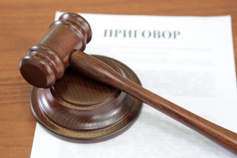 51-летний россиянин приговорен к 13 годам колонии строгого режима за государственную измену  Мужчина установил связь с СБУ в 2023 году.   В 2024 году, он получил задание от куратора.   Мужчина доставил в Новороссийск четыре роутера и восемь сим-карт.  Неизвестные использовали их против граждан страны.  Также в феврале прошлого года мужчина собирал информацию о расположении подводных лодок.   Он «щедро» делился данными с укранацистами.  Сергей признан виновным по ст. 275 УК РФ  государственная измена .   Суд приговорил фигуранта к 13 годам исправительной колонии строгого режима.