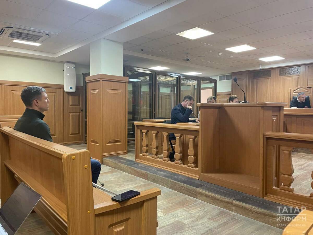 Верховный суд РТ оставил без изменений приговор экс главе Кирмоса Верховный суд Республики Татарстан оставил в силе приговор экс главе Кировского и Московского районов Казани Сергею Миронову Ранее Советский районный суд Казани признал Миронова виновным в превышении и злоупотреблении должностными полномочиями и приговорил его к двум годам лишения свободы в колонии поселении Однако он избежал непосредственной отправки в исправительное учреждение так как был освобожден в зале суда срок его наказания был засчитан за время нахождения в СИЗО Ни сторона защиты ни сторона обвинения не были удовлетворены приговором Миронов настаивал на своей невиновности и подал апелляционную жалобу Тем не менее Верховный суд рассмотрел ее и принял решение оставить приговор без изменений Подпишитесь tatarstansos и в мессенджере МАХ