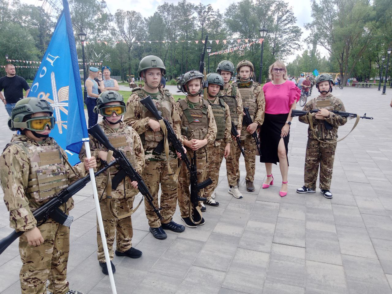 Сегодня в Нижнем парке города Липецка при поддержке Союза Десантников и Союза СВО Липецкой области, состоялось выступление ребят из молодого, но очень сильного военно-патриотического клуба "Оборона Наследия" с. Красное Липецкой области. Помимо зрелищного выступления, ребята организовали выставку из трофеев и оружия, которая сразу привлекла огромное внимание посетителей парка. Хотелось бы отметить что благодаря именно таким клубам к "Оборона Наследие", "Летучая мышь" у наших детей будет тяга к физчекому и патриотическому развитию. И надеемся, что в будущем такие клубы буду возникать не по частной инициативе, а при поддержке государства. Ведь от того какое поколение мы сейчас воспитаем, будет зависеть будущее нашей страны! Поэтому Союз ветеранов СВО всегда будет поддерживать такие клубы!!!