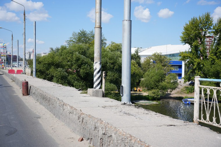 В Ульяновске начата реконструкция левой части «минаевского» моста По поручению главы города Александра Болдакина новый этап работ стартовал незамедлительно после открытия полноценного движения по правой стороне переправы через Свиягу, что значительно улучшило дорожную ситуацию - Первым делом мы разрезаем и убираем пешеходное ограждение, затем – опоры освещения и высокий бордюрный камень. После этого приступим к демонтажу тротуара и проезжей части. Все отходы будут либо утилизированы, либо предоставлены городу для отсыпки грунтовых дорог. Всякий труд, в том числе – демонтаж такого объекта, как мост, имеет свои сложности. Уверен, мы справимся в отведённые сроки, и при этом не будем мешать другим строителям переправы, – сообщил индивидуальный предприниматель Андрей Карасёв Следующим этапом станет снятие 25 балок, наращивание подферменных площадок и установка обновлённых балок на проектные отметки Параллельно подрядчики завершают монтаж опор левого путепровода, где также в ближайшее время планируется ставить балки