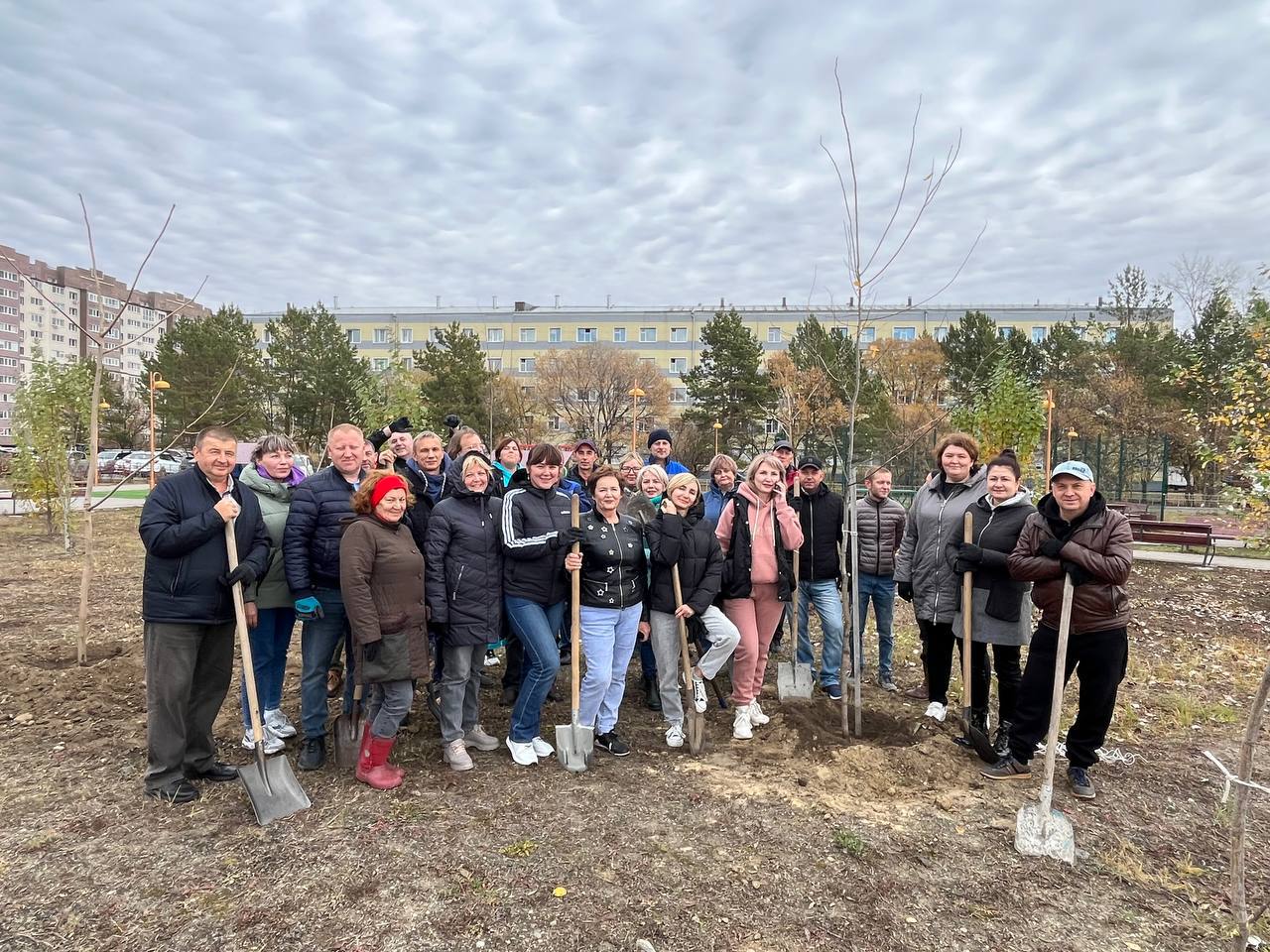 86 метров живой изгороди высадили в сквере на Зеленой, 30 в Благовещенске! В посадке, которую приурочили к осеннему этапу акции «Город берегу», поучаствовали сотрудники ГСТК  Сегодня в сквере расположились 86 метров Ильма мелколистного и 34 дерева — сосна, орех манчжурский, ясень, береза, осина, амурский бархат. Со временем они превратятся в замечательные зеленые насаждения, которые будут радовать жителей и гостей Благовещенска.  Напомним, в областном центре с 1 октября стартовал осенний этап акции «Город берегу». Продлится он вплоть до 31 октября. Благовещенцам предлагают выйти на уборку городских скверов, дворов. Можно убрать мусор, покрасить ограждения, элементы спортивных и детских площадок, высадить деревья. Так, общегородской субботник пройдёт 19 октября. Дату сообщил мэр областного центра Олег Имамеев.