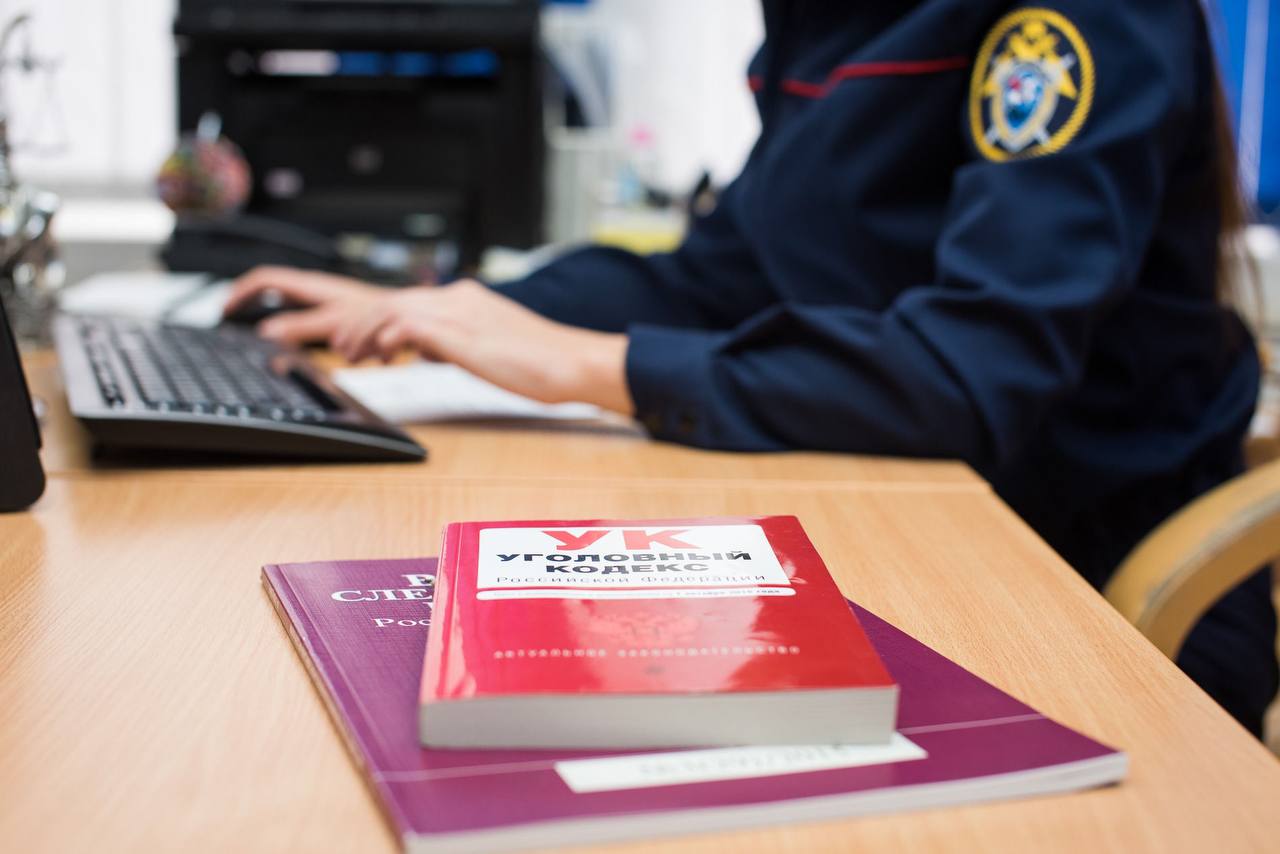 В Иркутске следователями СК проводится проверка по факту инцидента с участием несовершеннолетних 1 мая в Кировском районе города Иркутска двое подростков, находясь в маршрутном автобусе, ножом повредили обшивку сидений. Очевидцы сообщили о произошедшем водителю, который пресёк действия юношей. Покинув транспортное средство, молодые люди вели себя агрессивно: кричали, пинали автобус, в котором находились пассажиры. По данному факту следственными органами СУ СК России по Иркутской области проводится проверка по признакам преступления, предусмотренного ст. 213 УК РФ хулиганство . В настоящее время следователи устанавливают все обстоятельства произошедшего.
