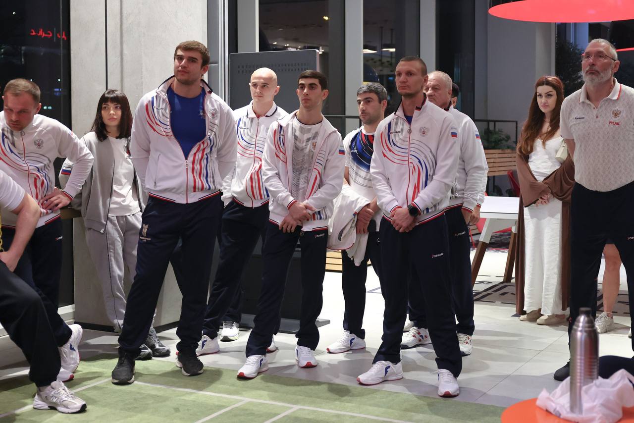 Давид Суров вышел в 1 8 финала чемпионата мира в Дубае без боя Соперник Сурова черногорец Давиде Милич снялся с соревнований В 1 8 финала россиянину предстоит встретиться с победителем в противостоянии Янника Путоа Французская Полинезия и Джордилсона Луво Ангола Таким образом 5 декабря состоятся два поединка с участием россиян До 67 кг около 20 45 мск Евгений Кооль Кабавака Патмасири Шри Ланка До 80 кг около 21 00 мск Джамбулат Бижамов Тевита Малупо Тонга В прямом эфире все бои чемпионата мира показывает телеканал Матч Боец Прямая трансляция вечерней сессии в 20 00 по мск Ринг A Ринг B   Отдай свой голос боксу