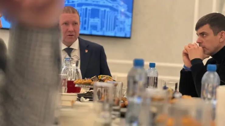 Мэр Кемерова рассказал будет ли построен аквапарк в городе и на каком этапе сейчас весь проект Ситуацию со строительством аквапарка мэр Кемерова Дмитрий Анисимов прокомментировал на встрече с журналистами 13 января Анисимов привел пример один инвестор несколько лет пытался адаптировать проект под реалии города последовательно сокращая площадь аквапарка и добавляя торговые и гостиничные функции В итоге расчёты раз за разом показывали что проект не летает В результате застройщик бесплатно передал городу уже готовое свайное поле и подведённые сети Сейчас нового инвестора всё ещё ищут Возможности размещения подобного рода объектов у меня голове как минимум три добавил Анисимо Фото Сибдепо   Подписаться на sibnovosti ru предложить новость