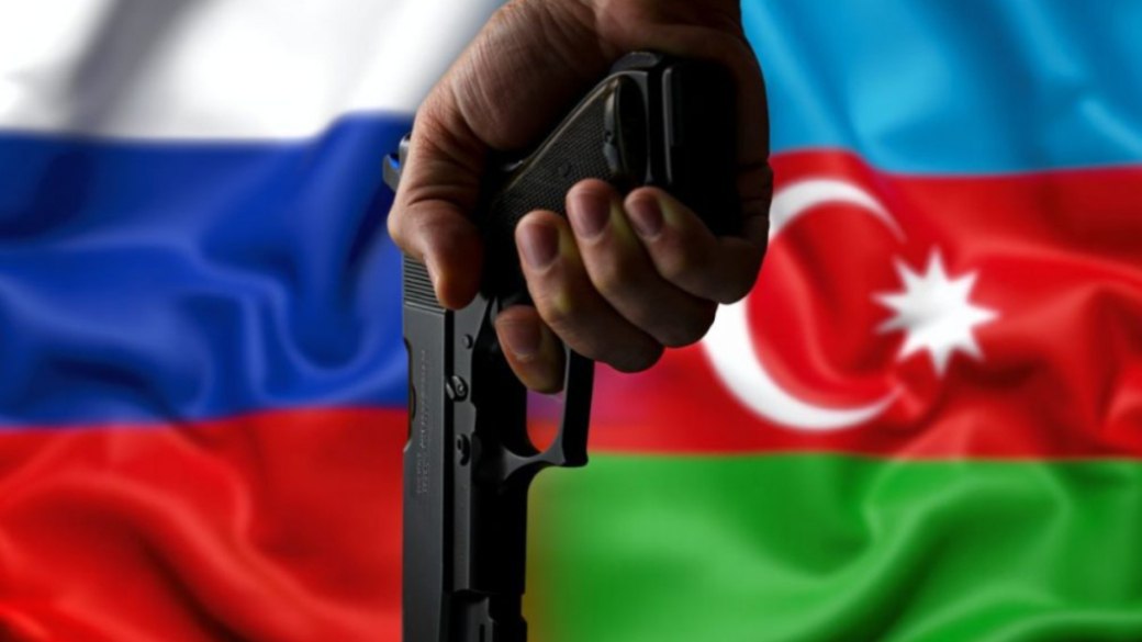 Что происходит между Россией и Азербайджаном?  Отношения между Баку и Москвой накаляются. Поводом стала гибель двух азербайджанцев в Екатеринбурге, за которой последовали задержания, обыски, уголовные дела и взаимные обвинения.  Гибель в полиции — уголовное дело в Азербайджане  27 июня в Екатеринбурге были задержаны братья Гусейн и Зияддин Сафаровы. Один умер в отделении МВД, второго, по версии Баку, убили с особой жестокостью в служебной машине. Генпрокуратура Азербайджана возбудила дело об умышленном убийстве и пытках. Российская сторона утверждает: оба умерли от сердечной недостаточности.  Задержания в диаспоре  1 июля силовики в Екатеринбурге задержали главу диаспоры Шахина Шихлинского — он пытался скрыться на внедорожнике, силовики применили силу. Его сына задержали с применением оружия. В Воронеже под арест попал предприниматель Юсиф Халилов, совладелец крупнейшего рынка региона. Вся серия задержаний, по информации СМИ, связана со старыми уголовными делами, включая убийства.  Обыски в "Sputnik Азербайджан"  В Баку прошли обыски в офисе филиала российского медиахолдинга Russia Today. Задержаны семь сотрудников, включая директора и шеф-редактора. Их обвиняют в мошенничестве, незаконном бизнесе и отмывании средств. Власти утверждают, что задержанные — агенты ФСБ.  Новые дела и старые претензии  — В Баку начался суд над восемью гражданами России по делу о транзите наркотиков из Ирана. — В азербайджанских СМИ снова обсуждается версия о том, что к крушению самолёта Embraer под Актау в 2024 году могла быть причастна российская ПВО.  Что говорит международное сообщество  В ООН заявили, что следят за ситуацией и надеются на её разрешение дипломатическим путём. Адвокатская палата Азербайджана готовит обращения в международные правозащитные организации по фактам насилия в отношении азербайджанцев в России.