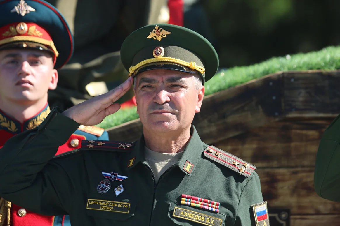 Гособвинение запросило шесть лет лишения свободы экс-директору парка «Патриот» Вячеславу Ахмедову. Ему также хотят назначить штраф на сумму 500 тыс. руб. Фигуранта обвиняют в особо крупном мошенничестве.  Вместе с господином Ахмедовым обвиняемыми проходят бывший замминистра обороны Павел Попов и экс-замначальника Главного управления инновационного развития Минобороны Владимир Шестеров.  По версии следствия, фигуранты подделали документы о строительных работах в парке и похитили свыше 25 млн руб. За эти деньги мошенники построили загородный и гостевой дома, а также баню на загородном участке господина Попова.    Парк «Патриот»    Подписывайтесь на «Ъ» Оставляйте «бусты»