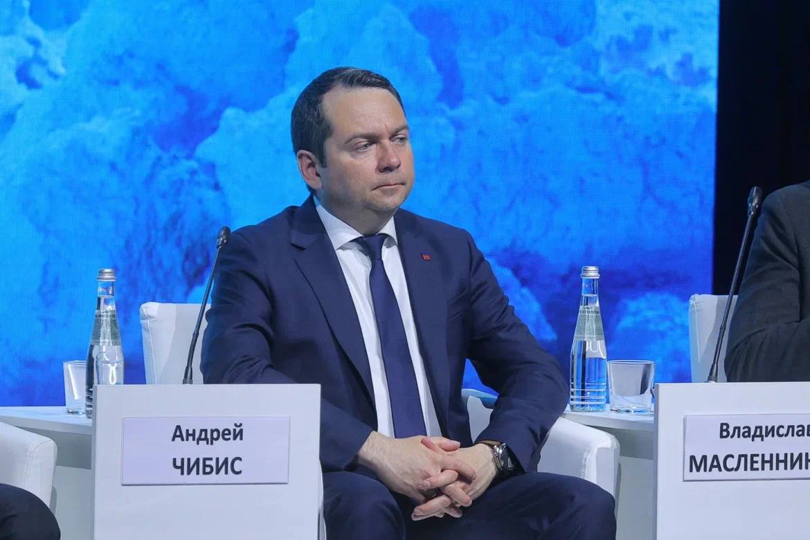 Сегодня в Архангельске на пленарном заседании III форума «Арктика – регионы» мы обсудили один из наших ключевых приоритетов — освоение Арктики.   Арктика — новый космос: важнейший геополитический рубеж и источник колоссальных ресурсов.     Арктика — это порядка 30% территории России, 76% запасов газа, 21% нефти и 60% редкоземельных металлов. Но, чтобы обеспечить устойчивое присутствие в этом стратегическом регионе, необходимо создавать условия для жизни, работы и инвестиций.    В рамках форума предложил:    Расширить режим Международной территории опережающего развития на Арктику — чтобы дать иностранному бизнесу гарантии, налоги и защиту.    Запустить комплексный проект развития Арктики, главным оператором которого должен стать аналог советского «Главсевморпути» — единая структура по развитию всей работы Арктической зоны и Трансарктического транспортного коридора. Именно такая модель сегодня позволит реализовать потенциал Арктики в новых геополитических условиях.     Продолжить реализацию мастер-планов арктических городов и реновацию военных гарнизонов — комфортная среда и современная инфраструктура должны быть нормой, а не исключением.    За последние 6 лет в Мурманскую область привлечено 1,5 трлн рублей инвестиций, а общий портфель — уже 3,2 трлн. Более 9,5 тыс. новых рабочих мест, порядка 300 резидентов АЗРФ — и это только начало.  Убеждён: Арктику надо не просто осваивать, в ней нужно жить. И именно Мурманск — столица Русской Арктики — становится флагманом этих перемен.