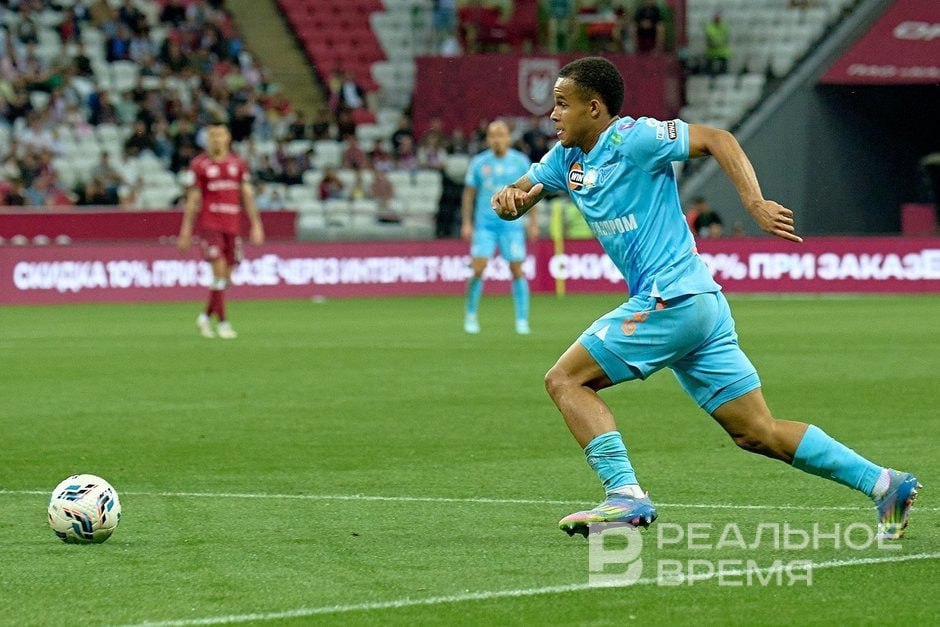 Зенит обыграл Рубин в Санкт Петербурге с минимальным счетом Единственный мяч на 68 й минуте встречи забил Нино При этом в составе казанцев отсутствовали два лидера команды Мирлинд Даку и Угочукву Иву Следующий матч Рубин проведет 6 декабря в Ростове на Дону с Ростовом в 14 00 по московскому времени Эта игра станет заключительной для команд в 2025 году