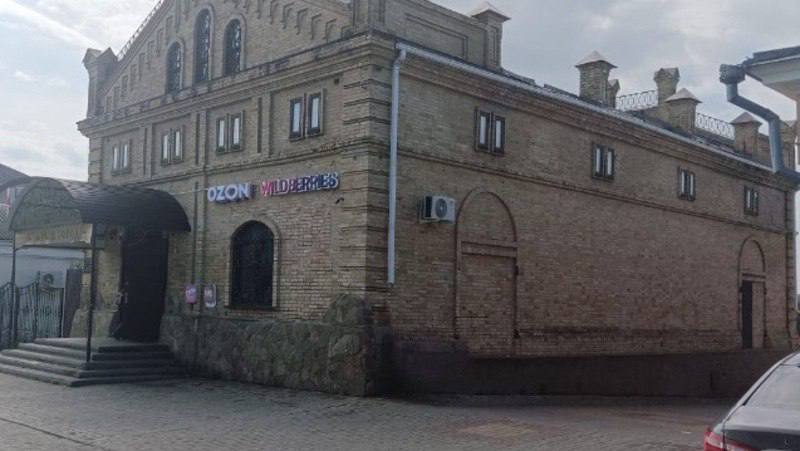 Владельца исторической торговой лавки купца Санжарова в Белгородской области обязали снять рекламные вывески ПВЗ Wildberries и Ozon с фасада  Здание 1912 года в городе Бирюч внесено в списки культурного наследия, поэтому размещение на нём рекламы нарушает закон.  «Сейчас фасад приведён в нормативный вид. Лавка продолжает сохранять своё историческое назначение и статус памятника региона», — пояснили в прокуратуре.