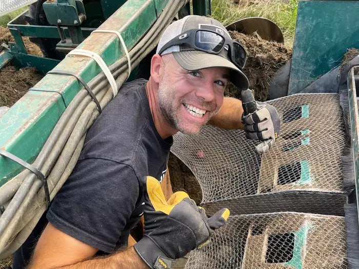 Айтишник из Amazon выгорел уволился и уехал выращивать тюльпаны теперь он зарабатывает даже больше 50 летний Эндрю Миллер рассказал что однажды устал вставать в 4 утра и 70 часов жить в офисе и уехал на ферму Потихоньку бизнес тюльпанов вырос теперь у Эндрю ферма на 17 футбольных полей Сам мужчина отмечает что наконец то счастлив