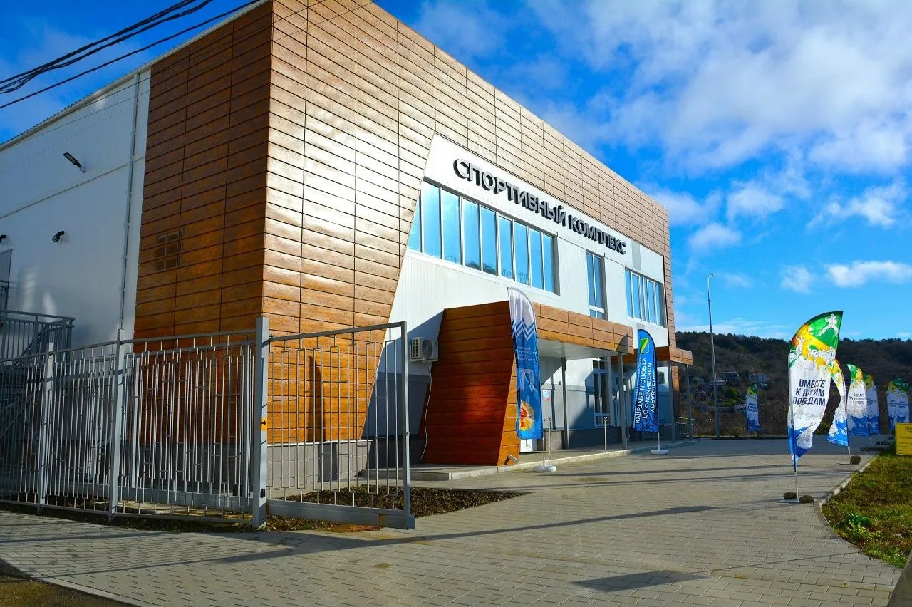 Спорткомплекс в Джубге как и обещали открыли до Нового года Это один из знаковых объектов для Туапсинского округа Хоть комплекс называется малобюджетным его площадь полторы тысячи квадратных метров Остальные факты тоже радуют тренироваться там будут около 200 человек там всё готово для занятий гандболом баскетболом волейболом и боксом в перспективе гимнастика и футбол