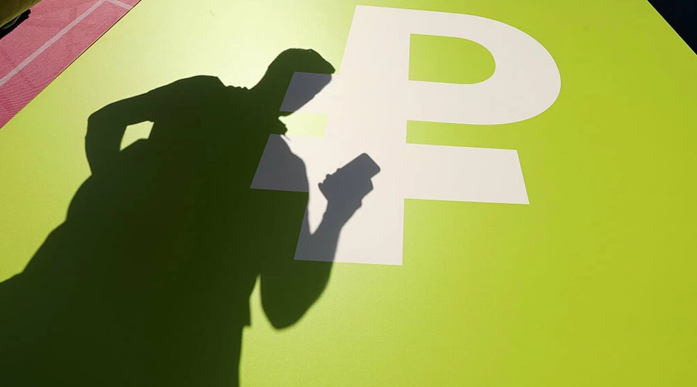 В Петербурге продолжает расти просроченная задолженность физлиц по кредитам Просроченная задолженность по кредитам физлиц в Санкт Петербурге в рублевой массе и без учета иностранной валюты на 1 декабря 2025 г составила 61 627 млрд руб За год то есть к 1 декабря 2024 г она выросла на 31 3  В прошлом году темпы роста просрочки значительно ускорились Для сравнения годом ранее с 1 декабря 2023 г по 1 декабря 2024 г она увеличилась меньше на 12 7  При этом общий портфель кредитов физлицам в Петербурге за год с 1 декабря 2024 г по аналогичную дату 2025 г фактически остался на том же уровне увеличившись лишь на 0 7 до 1 908 трлн руб Также выросла средневзвешенная ставка по кредитам до одного года физлицам в СЗФО Опрошенные изданием эксперты отмечают что рост просроченной задолженности частично связан с увеличением кредитной активности граждан в 2024 г на фоне ожиданий роста ключевой ставки   Подробнее в материале на нашем сайте Андрей Гордеев Ведомости Telegram Max