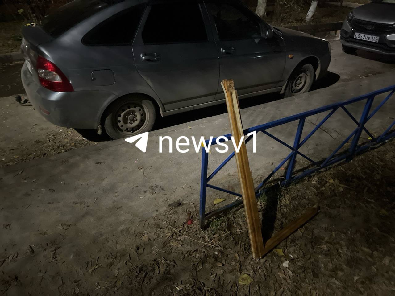 Очевидцы рассказали о первых минутах после взрыва на улице Еременко Какой то взрыв произошел в квартире горит Окна вылетели и из квартиры начал идти дым По поводу пострадавших и погибших не знаю но скорая приехала бегают Пострадавший или погибший есть точно не знаю его унесли рассказывают очевидцы Газ походу взорвался газовики приехали Ни криков ничего такого не слышала но видела как люди выбегали из подъезда Со слов жителей экстренные службы разъехались но последствия взрыва остались 3 подъезд 4 этаж Много стекол мелких в том числе на машинах говорят очевидцы