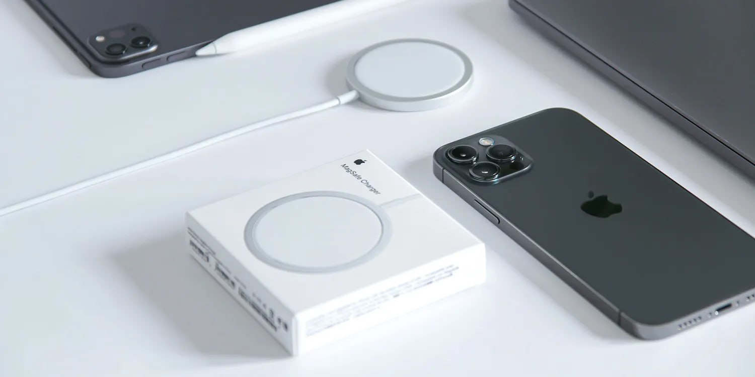 Беспроводные 50 Вт у iPhone 17 На данный момент беспроводная зарядка MagSafe позволяет передавать iPhone до 25 Вт, однако Apple уже готовит новые зарядные «шайбы» A3502 и A3503 кабель на 1 и 2 метра . Они прошли сертификацию у тайваньского регулятора NCC и соответствуют стандарту Qi 2.2, который позволяет передать по воздуху до 50 Вт. Также такие зарядки должны меньше греться и нагревать iPhone – в них используется усовершенствованное магнитное выравнивание. Скорее всего, Apple представит их в сентябре вместе с iPhone 17. Мой Компьютер