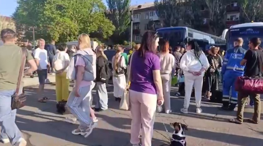 На отдых в Евпаторию отправились 250 детей из Мелитополя Юные жители Мелитополя отправились на трехнедельные каникулы в лагерь «Юность» в Евпатории, сообщила пресс-служба Главного управления МВД России по Запорожской области. Салоны автобусов и багаж были обследованы кинологами с собаками. Сотрудники полиции провели все необходимые проверки для обеспечения безопасности детей. Отправка прошла в штатном режиме. Ребят ждет насыщенная программа на побережье, включающая игры, творческие мероприятия и оздоровительные активности. Скриншот: Полиция Запорожской области #ЗАНмолодежка , VK и ОК и читайте новости на нашем сайте