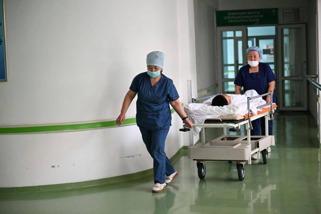 В Казахстане хорошую работу медсестёр фельдшеров и акушерок будут стимулировать новыми денежными бонусами Сумма поощрения может достигать 1 7 млн тенге в квартал Об этом говорится на официальном сайте Минздрава Ведомство заявляет что система поощрений должна мотивировать медицинских работников лучше оказывать первичную помощь При этом сама идея награждения медиков за хорошую работу не нова Система стимулирующего компонента подушевого норматива СКПН была введена ещё в 2011 году однако как объясняют в ведомстве она долго не пересматривалась и это снижало её эффективность Между тем за период 2020 2024 гг при росте числа экстренных госпитализаций по поводу ХНИЗ на 2 4 расходы на медицинские услуги увеличились на 600 говорится в сообщении Теперь по заверению Минздрава систему полностью обновили Вновь разработанные индикаторы полностью автоматизированы исключают формальный подход и позволяют объективно оценить результативность работы участков При качественном выполнении работы сумма поощрения может достигать 1 7 млн тенге в квартал Выплаты предусмотрены для участковых врачей медсестер фельдшеров а также акушерок работающих с беременными женщинами Ведомство приводит вот такой способ начисления баллов 50 баллов 1 балл 4 5 МРП за полноценное динамическое наблюдение пациентов с болезнями системы кровообращения и сахарным диабетом 25 баллов за раннее выявление хронических заболеваний и оздоровление женщин до беременности Бонусы 1 бонус 5 МРП за выявление злокачественных новообразований и случаев туберкулеза В министерстве уверены что благодаря новой системе снизятся осложнения и количество экстренных госпитализаций по причине хронических заболеваний повысится качество профилактической работы укрепятся партнёрские отношения врачей с населением В целом это должно повысить удовлетворенность казахстанцев системой здравоохранения Напомним всего в системе здравоохранения страны трудятся более 190 тысяч медицинских работников среднего звена из них свыше 146 тысяч медицинские сёстры В сельской местности работают около 55 тысяч специалистов 23 июля 2025 года стало известно что в поликлиниках Казахстана медсёстрам разрешили вести приём пациентов и ставить диагноз На приёме они проводят опрос и идентификацию социальных и психологических рисков затем объективный осмотр пациента После этого медицинская сестра ставит сестринский диагноз выполняет сестринские вмешательства оформляет выписку амбулаторного лекарственного обеспечения справки и даёт рекомендации по плану динамического наблюдения В конце августа Минздрав заявил что благодаря тому что медицинские сестры взяли на себя часть функций врача доступность помощи увеличилась с 60 до 80 Теперь как считают в ведомстве путь пациента от диагностики до результата занимает 1 визит за 15 минут вместо 3 4 визитов за две недели Фото www gov kz здравоохранение помощь зарплаты профессия медсестра Подписывайтесь на   t me ayel kz