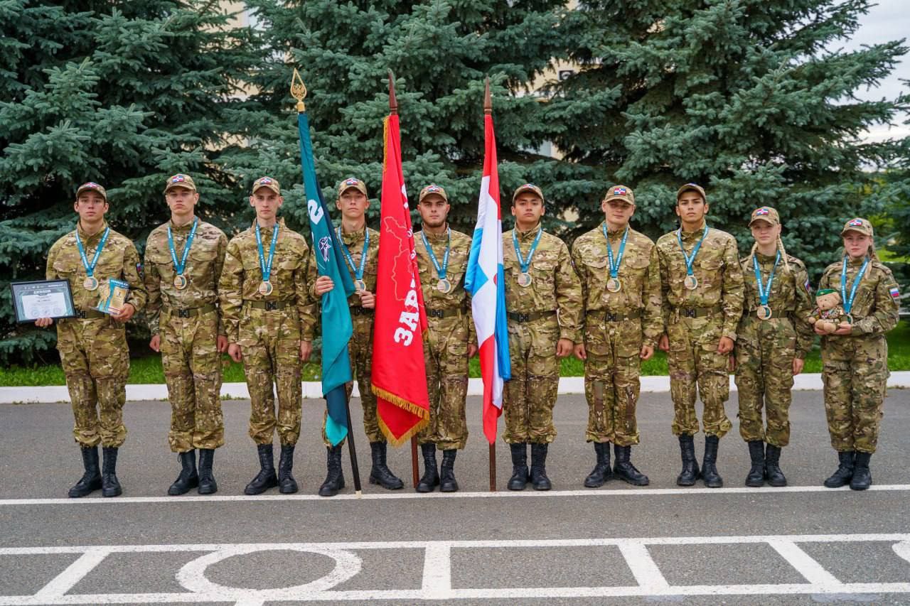 Итоги окружного этапа Всероссийской военно-патриотической игры «Зарница 2.0» На соревнованиях всероссийского уровня собрались лучшие команды со всей страны в двух возрастных категориях: 11-13 лет и 18-21 год. 280 ребят представили 14 регионов Приволжского Федерального округа. Программа соревнований включала 14 различных этапов, демонстрирующих физическую подготовку и умение работать в команде. ПОБЕДИТЕЛИ В СРЕДНЕЙ ВОЗРАСТНОЙ ГРУППЕ: 1. Отряд «Будущий воин» Саратовская область 2. Отряд «Цвет нации» Пермский край 3. Отряд «ВПК Гранит» Оренбургская область ПОБЕДИТЕЛИ В СПЕЦИАЛЬНОЙ КАТЕГОРИИ: 1. Отряд «Защитники КПК» Пермский край 2. Отряд «Пиранья» Республика Татарстан 3. Отряд «Патриоты БГТК» Республика Башкортостан . Командам-победителям вручены кубки, дипломы и памятные подарки, включая специально изготовленные часы от полномочного представителя Президента РФ в ПФО. Следующий шаг — подготовка к финалу, который пройдёт в сентябре в Волгоградской области. Фото: пул №56.