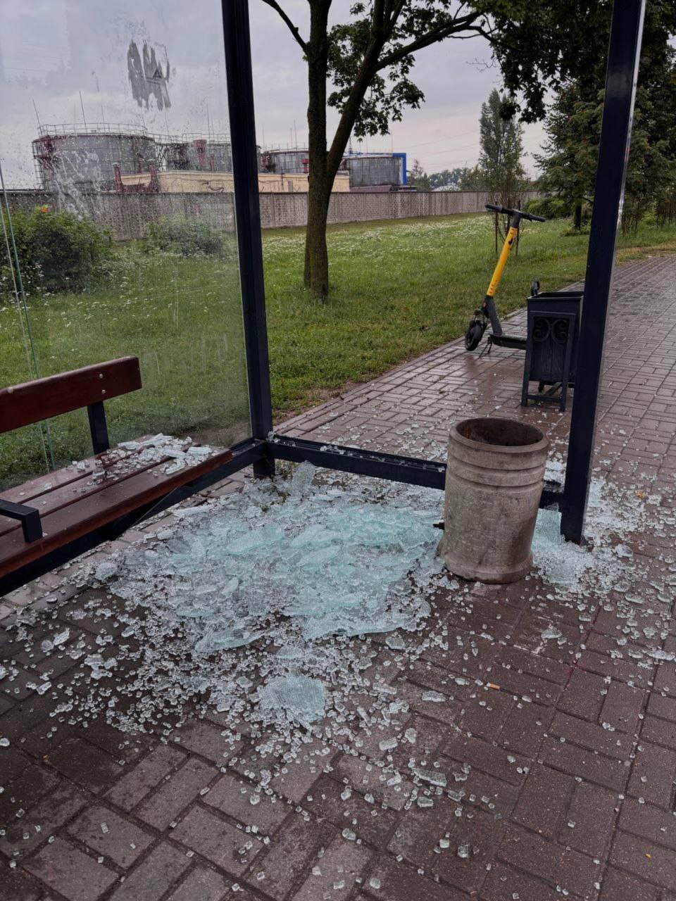 Вандалы разбили остановку на улице Московской Местные жители запечатлели хулиганскую выходку неизвестных вандалов. Из-за этого липчанам пришлось ждать автобус под дождем. — и зачем так делать? Инцидент Липецк