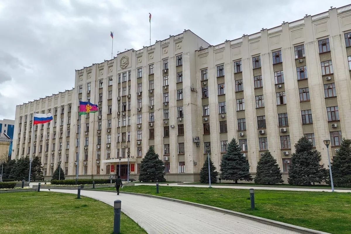 Доходы бюджета Краснодарского края за первое полугодие 2025 года составили 270 млрд руб., превысив прошлогодние показатели на 19 млрд. Губернатор Вениамин Кондратьев отметил рост налоговых и неналоговых поступлений на 7,6%. В 35 из 44 муниципалитетов региона наблюдается положительная динамика: в 8 районах прирост составил 30%, еще 18 показали рост на 110-130%. По краю в целом: НДФЛ — 115,5%, акцизы — 115%, упрощенная система налогообложения — 105,9%.