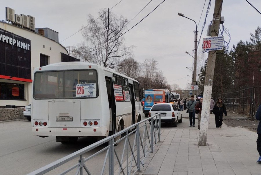 Стоимость проезда в транспорте в 2026 году назвали новосибирские перевозчики В Новосибирске готовится очередное повышение цен на проезд в общественном транспорте Эту информацию редакции подтвердили депутаты горсовета и регионального парламента Никакие суммы пока не называются так как еще идут теоретические расчеты с учетом затрат которые сейчас несут перевозчики и бюджет В перспективе может быть повышена цена за проезд как на наземном общественном транспорте так и в метро Перевозчики рассказали редакции насколько должна повыситься стоимость проезда для обеспечения себестоимости перевозок Подробнее читайте по ссылке     INFOPRO54 Фото Infopro54 автор Юлия Данилова