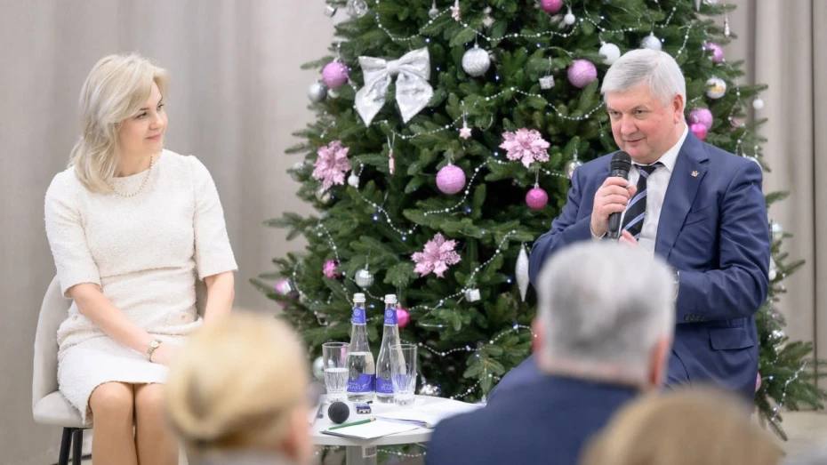 В районах Воронежской области проведут мониторинг качества жизни Эксперты Общественной палаты посетят муниципалитеты поговорят с жителями оценят инфраструктуру позитивные изменения определят точки роста а затем дадут свои рекомендации по дальнейшему развитию территорий Об этом сообщила председатель Общественной палаты Воронежской области Наталия Хван Во время пленарного заседания Общественной палаты губернатор Александр Гусев отметил что официальные каналы обратной связи не всегда точно отражают настроения жителей а непредвзятый взгляд экспертов общественников поможет правильно построить планы и по развитию области Подписывайтесь на канал РИА Воронеж в Max