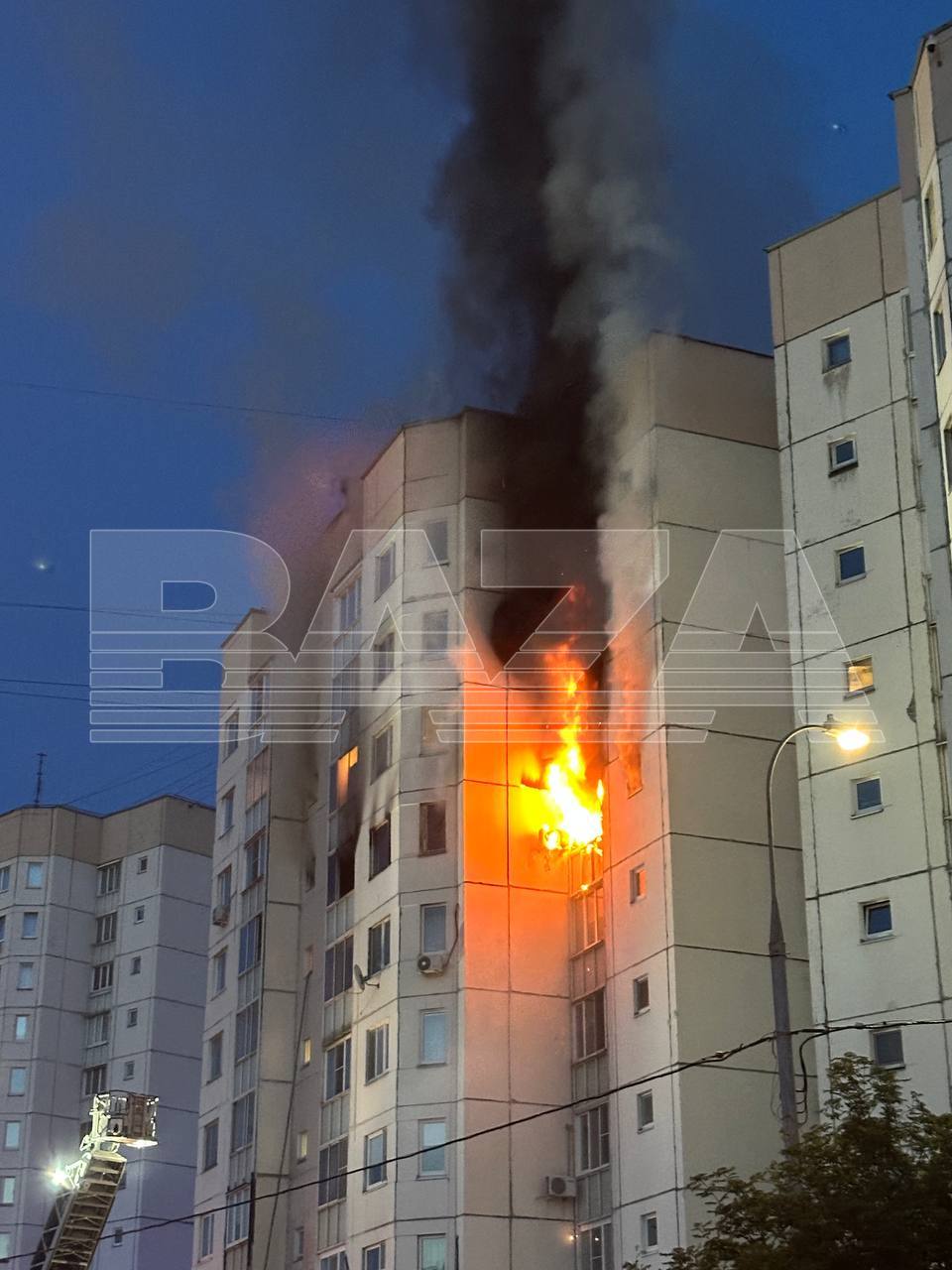 Очевидцы сообщают о сильном пожаре в многоэтажке на Юго-Западе Москвы. По данным «Базы», горит трехкомнатная квартира в доме на улице Академика Семёнова. Жильцы эвакуированы. Причина пожара пока неизвестна, однако, предварительно, он не связан с атакой беспилотников. Подписывайтесь, это Baza
