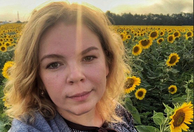 Глава омского минприроды Хавронина ушла в отставку чем она запомнилась Татьяна Хавронина не омичка В регион она переехала из Москвы где занимала пост исполнительного директора ассоциации организаций операторов и специалистов в сфере обращения с отходами Чистая страна В ноябре 2023 года губернатор Виталий Хоценко утвердил Хавронину министром природных ресурсов и экологии Омской области За время работы в Омске Татьяна Хавронина не отметилась никакими резонансными заявлениями или активными действиями Местные жители могли видеть ее имя разве что в контексте формальных ответов горожанам на вопросы о выбросах Хавронина заверяла что выбросов стало меньше и сообщала что в вопросе экологии есть над чем поработать Новости Омска Подписаться