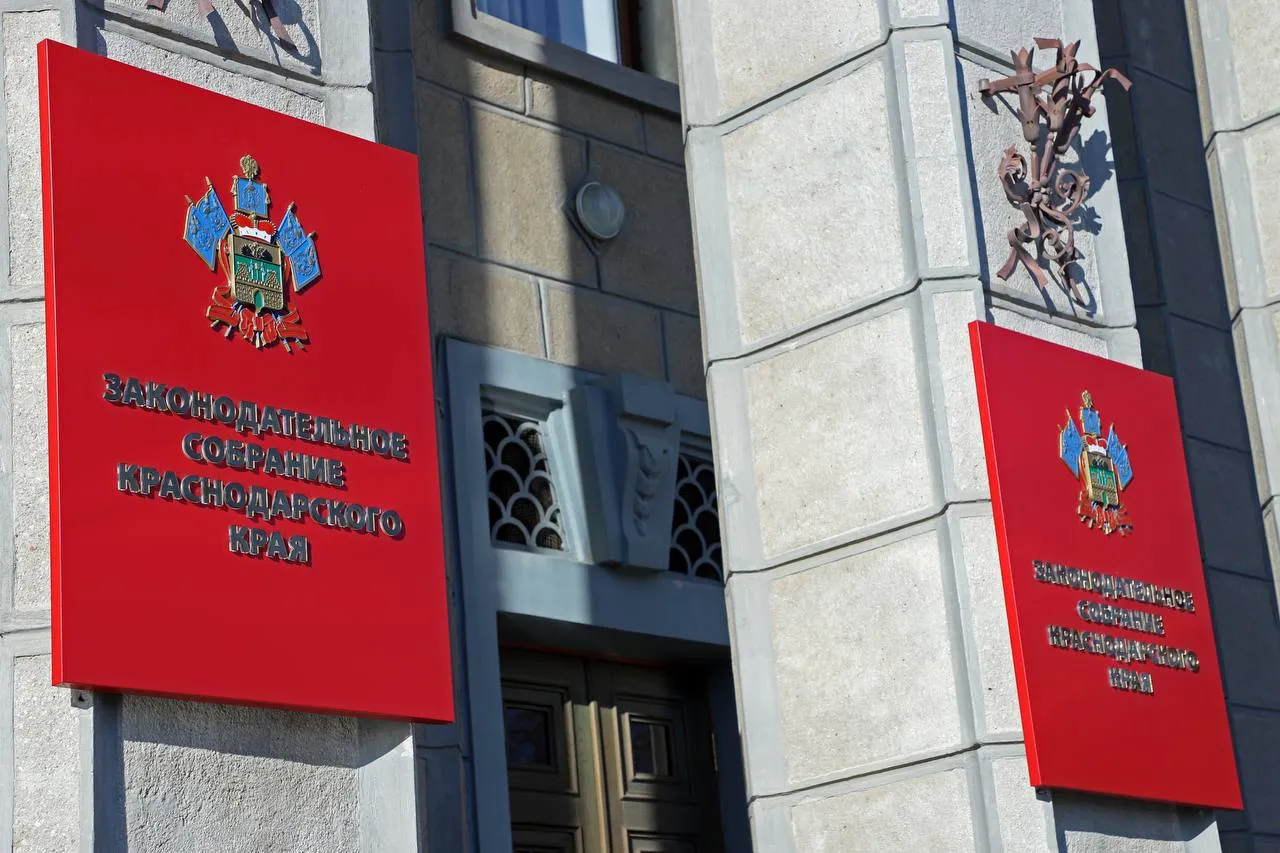 На этой неделе в региональном парламенте состоится очередное 82 е пленарное заседание Председатель ЗСК Юрий Бурлачко проинформировал о важных инициативах подготовленных к обсуждению На этой сессии планируем принять порядка 20 законодательных решений направленных на дальнейшее поступательное развитие экономики региона и социальную поддержку земляков Начну с контрольных документов В повестку дня включен проект постановления о ходе реализации закона Об аквакультуре рыболовстве на территории Краснодарского края Напомню сохранение водных биоресурсов и создание условий для устойчивой работы рыбохозяйственного комплекса важные задачи обеспечивающие продовольственную безопасность региона и страны В итоговом документе дадим оценку положению дел в этой области представим рекомендации направленные на ее дальнейшее развитие Актуальным считаю и постановление о развитии лесного хозяйства в регионе Наши леса легкие Кубани ее гордость любимое место отдыха для многих жителей и гостей края И мы обязаны сделать все чтобы они таковыми и оставались Поэтому в проекте документа нашли отражение предложения профильным структурам по лесовосстановлению обозначена необходимость недопущения случаев незаконной вырубки деревьев В числе рассматриваемых законопроектов выделю внесение поправок в краевой закон Об административных правонарушениях Предложим предусмотреть административную ответственность за ряд нарушений в области пассажирских перевозок В приоритете кубанских парламентариев поддержка детей сирот На этой сессии рассмотрим проект обращения депутатов ЗСК к заместителю председателя Правительства РФ Татьяне Алексеевне Голиковой и главе комитета Госдумы по защите семьи вопросам отцовства материнства и детства Нине Александровне Останиной по вопросу внесения изменений в федеральное законодательство в целях повышения эффективности реализации и защиты жилищных прав детей сирот и детей оставшихся без попечения родителей Также обсудим и другие не менее значимые вопросы по всем примем решения подытожил комментируя проект повестки 82 й сессии ЗСК Юрий Бурлачко