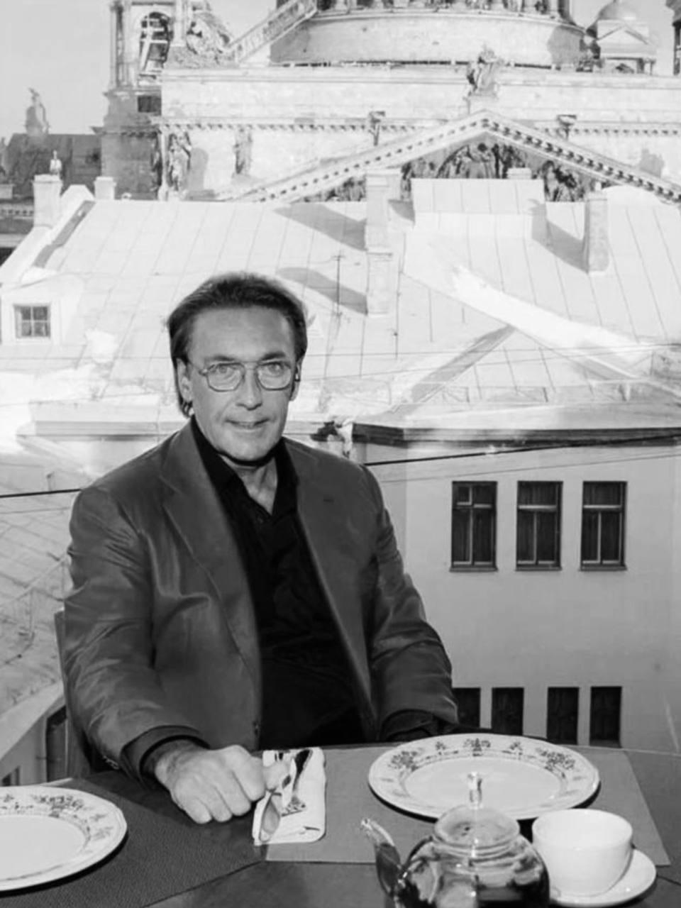 В возрасте 61 года умер Вадим Лапин основатель группы ресторанов Ginza Project Бизнесмен долгое время боролся с онкологическим заболеванием Ресторанный холдинг основанный Лапиным продолжит свою работу Управление компанией перейдет его сыну Марку Лапину Больше новостей в Daily News