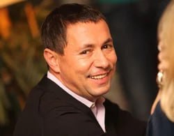 ФНС банкротит близкого челябинскому экс-губернатору Юревичу скандального бизнесмена. Иск в отношении Олега Бондаря подан в областной арбитраж в связи с более чем двухмиллионными долгами по налогам. Считавшийся приближенным к экс-губернатору Юревичу и бывшему сити-менеджеру Челябинска Сергею Давыдову предприниматель получил известность благодаря громкому делу о махинациях с организацией питания в социальных учреждениях Челябинска и области. Десятью годами ранее в отношении него открыли несколько исполнительных производств более чем на 100 млн рублей. В конце концов, Бондарь ввязался в конфликт с одной из этнических преступных группировок, получил два огнестрельных ранения в ногу и скрылся в Израиле. Затем следы его затерялись: он был заочно арестован и до сих пор числится в розыске. Главный политический канал Урала